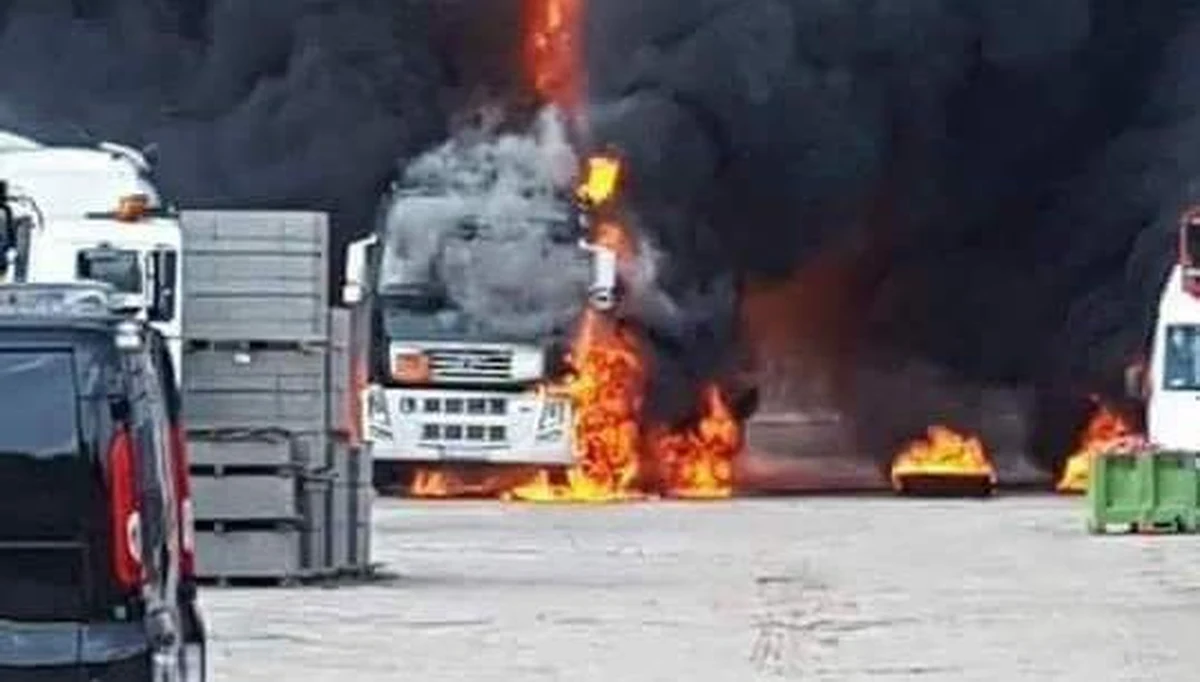 Jedna osoba została poszkodowana w pożarze zakładu budowlanego w Mińsku Mazowieckim. Z ogniem w trudnych warunkach walczy kilka zastępów straży pożarnej. 