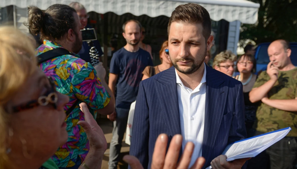 ​Patryk Jaki, kandydat Zjednoczonej Prawicy na prezydenta Warszawy, obiecał mieszkańcom Mokotowa zajęcie się kwestią utylizacji odpadów. Tę dzielnicę stolicy Jaki odwiedził w ramach akcji #100imyPodBlokiem.