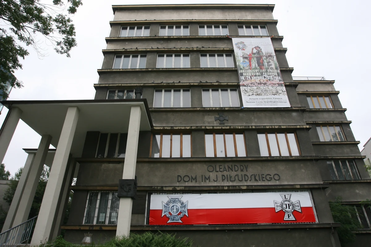 Drugie wejście komornika do Domu im. Józefa Piłsudskiego przy alei 3 Maja 7 w Krakowie zakończyło się wczoraj połowicznym sukcesem: zajął on jedno pomieszczenie na pierwszym piętrze. 