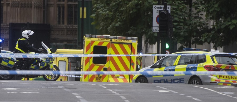 Samochód wjechał w bariery przed parlamentem w Londynie - podaje agencja Reutera. Mężczyzna, który siedział za kierownicą tego pojazdu, został aresztowany pod zarzutem przygotowywania aktu terroru. 