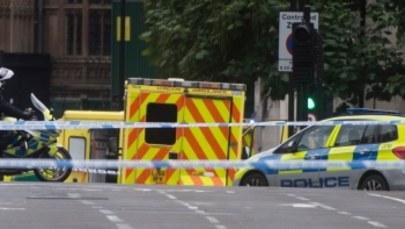Auto wjechało w bariery przed brytyjskim parlamentem. Policja: To akt terroru