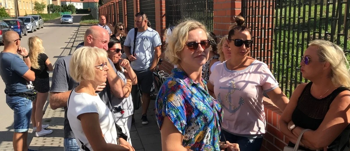 "Nie wykluczamy pozwu zbiorowego" - mówią rodzice z Giżycka i okolic, których dzieci nie pojechały w te wakacje do Hiszpanii i Bułgarii. To jeden z wniosków po zebraniu poszkodowanych. 