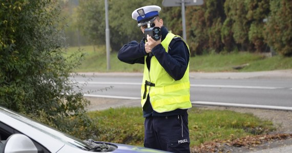 Kierowca z pow. piaseczyńskiego, zatrzymany przez policję na S7 w okolicach Szydłowca, (Mazowieckie) zemdlał, gdy usłyszał wysokość mandatu, który dostał za przekroczenie prędkości. Mężczyzna miał zapłacić 3 tys. zł. Otrzymał także 13 punktów karnych.