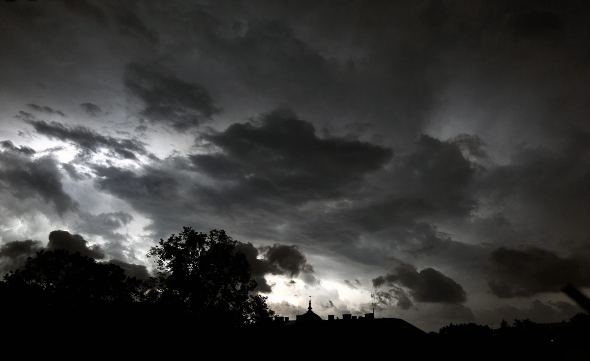 Uszkodzone dachy, powalone drzewa, zerwana sieć energetyczna i połamane uliczne latarnie – to efekt silnego wiatru towarzyszącego burzy, która po południu przeszła nad Radomiem i okolicami. Strażacy usuwają skutki wichury.