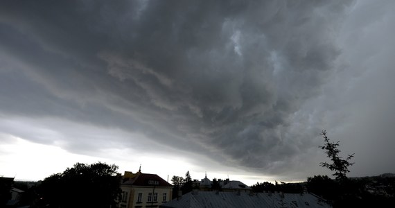 W związku z przechodzącymi nad Polską burzami straż pożarna interweniowała ok. 600 razy - poinformował we wtorek PAP rzecznik Państwowej Straży Pożarnej st. bryg. Paweł Frątczak. Jeden ze strażaków został lekko ranny.