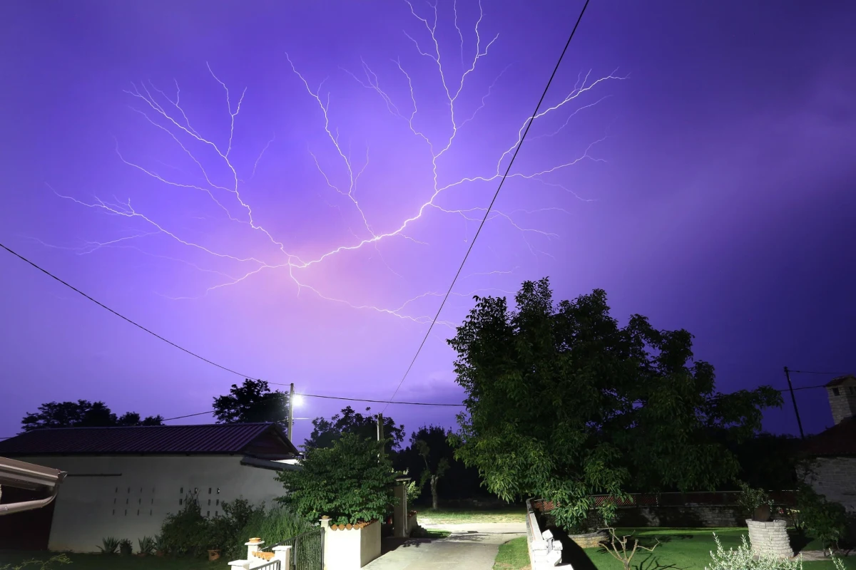 Lubelskie, Świętokrzyskie, Podkarpackie, Małopolskie - w tych województwach Instytut Meteorologii i Gospodarki Wodnej (IMGW) prognozuje wystąpienie burz z gradem. Instytut wydał dla nich ostrzeżenia drugiego stopnia.