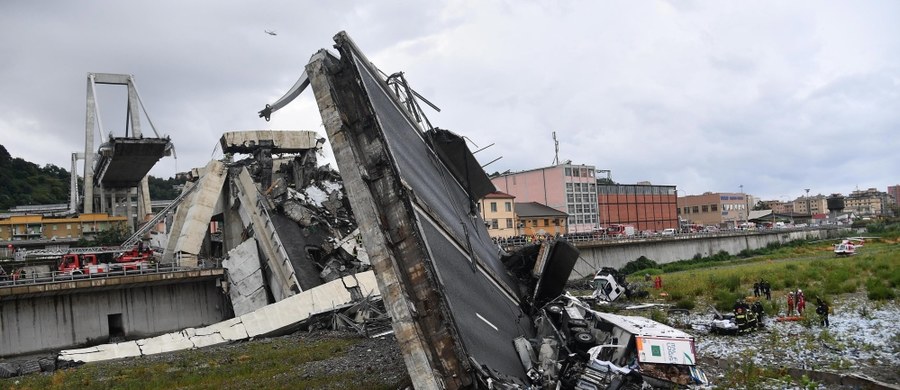Do 37 wzrosła liczba ofiar śmiertelnych zawalenia się wiaduktu-mostu na autostradzie w Genui we Włoszech - podała w środę agencja Ansa. 16 osób jest rannych, w tym 12 w ciężkim stanie. Ministrowie obarczają odpowiedzialnością zarząd autostrad. Pięciu ofiar dotąd nie zidentyfikowano.  Polski konsulat w Mediolanie powiadomił PAP, że nie ma informacji, by Polacy ucierpieli w katastrofie. Placówka monitoruje sytuację. ​To była "zapowiedziana katastrofa" - tak włoska prasa w środę pisze o zawaleniu się wiaduktu-mostu na autostradzie w Genui. Gazety podkreślają, że historia tej konstrukcji to "50 lat strachu i niewysłuchanych alarmów". Od lat struktura ta była uważana za niebezpieczną - zaznacza większość dzienników. 