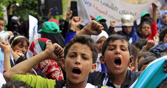 ​W ataku przeprowadzonym przez siły koalicji pod wodzą Arabii Saudyjskiej 9 sierpnia w Jemenie zginęło łącznie 51 osób, w tym 40 dzieci; rannych jest 79, w tym 56 dzieci - wynika z komunikatu Międzynarodowego Komitetu Czerwonego Krzyża opublikowanego we wtorek. Bilans ataku z powietrza, w wyniku którego ucierpiał szkolny autobus, został podany do wiadomości publicznej przez placówkę MKCK w Sanie we wtorek po południu. Wcześniejsze szacunki - sporządzone na podstawie liczby ciał przywiezionych do kliniki w Sadzie - mówiły o 29 ofiarach śmiertelnych wśród dzieci w wieku poniżej 15 lat i o ponad 48 rannych, z czego 30 to osoby niepełnoletnie.