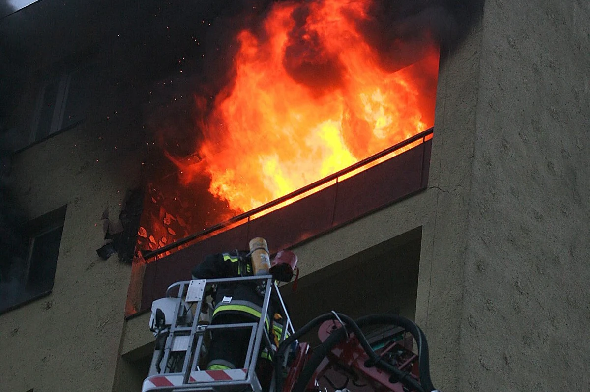 ​25-letni mężczyzna zmarł w wyniku pożaru mieszkania w Chorzowie w woj. śląskim. Młoda kobieta przebywająca w tym samym mieszkaniu trafiła do szpitala.