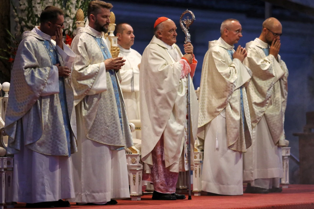 ​Około 100 tys. osób na Jasnej Górze wzięło w środę udział w uroczystości święta Wniebowzięcia Najświętszej Maryi Panny. Abp Wacław Depo, wspominając rocznicę Bitwy Warszawskiej, wyraził nadzieję, że wydarzenia sprzed lat przyczynią się do odbudowy jedności Polaków. W homilii metropolita częstochowski wezwał do obrony życia poczętego; przekonywał też, że stanowione prawo powinno mieć źródło w Bogu.