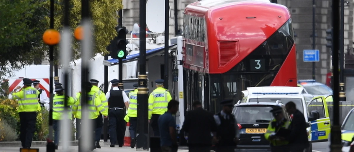 Zarzut usiłowania morderstwa usłyszał 29-letni mężczyzna, który wjechał samochodem w barierę bezpieczeństwa przed siedzibą brytyjskiego parlamentu w Londynie. Poinformowała brytyjska policja. W trakcie ataku kierowca potrącił grupę rowerzystów. Trzy osoby zostały ranne, w tym dwie trafiły do szpitala. Sprawca wtorkowego ataku terrorystycznego na brytyjski parlament pozostaje w areszcie. Jak podają tamtejsze media - Salih Khater, który jest obywatelem Wielkiej Brytanii, dokąd przyjechał około pięciu lat temu z Sudanu. Mężczyzna odmówił współpracy z policją i nie odpowiada na pytania zadawane mu przez śledczych.