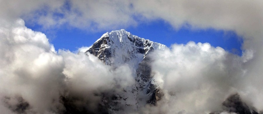 Brytyjczyk Martin Jones wejdzie na wysokość najwyższej góry świata, by uczcić pamięć syna, który dwa lata temu zginał w wypadku drogowym. Nie pojedzie w tym celu do Nepalu. Posłuży się lokalnym wzniesieniem, które sięga 504 metrów powyżej poziomu morza.
