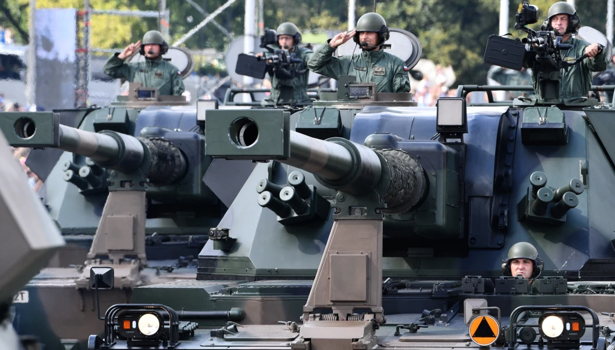 W Warszawie po prawie 2 godzinach zakończyła się Wielka Defilada Niepodległości. Tworzyło ją ponad 1000 żołnierzy, 900 rekonstruktorów oraz około dwustu pojazdów. Defiladę uświetniło około 100 samolotów i śmigłowców, które przeleciały wzdłuż Wisły. Jak na Twitterze podało Ministerstwo Obrony Narodowej, defiladę na żywo obserwowało 120 tysięcy ludzi.