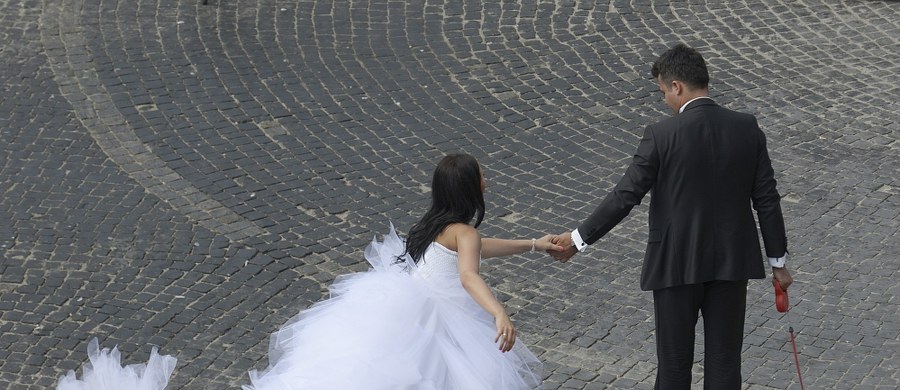 Z danych Głównego Urzędu Statystycznego wynika, że coraz częściej decydują się na rozwód małżeństwa z długim stażem. Decyzję o rozwodzie podejmują głównie kobiety - informuje "Dziennik Gazeta Prawna".