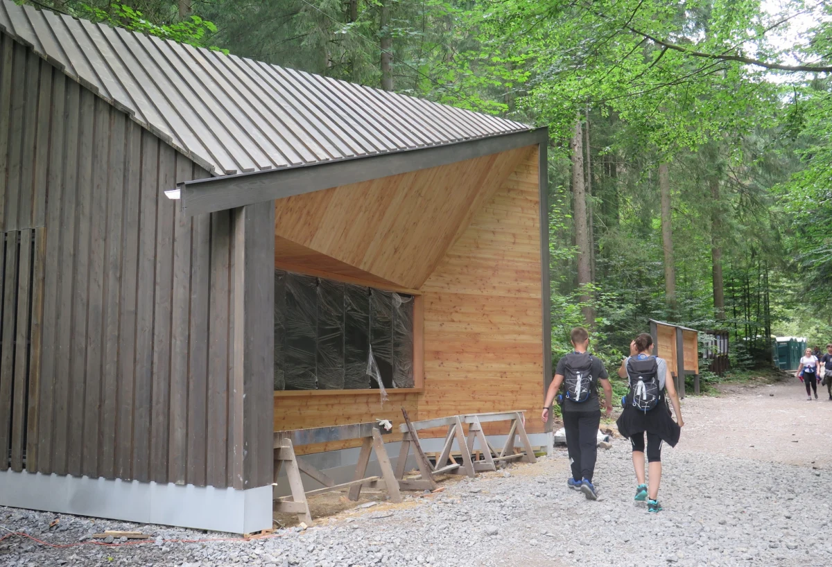 U wylotu Doliny Strążyskiej powstają nowe punkty sprzedaży biletów do Tatrzańskiego Parku Narodowego. Drewniane budynki, których projekt wyłoniony został w specjalnym konkursie, mają zastąpić małe budki, w których do tej pory można było kupować bilety do parku. 