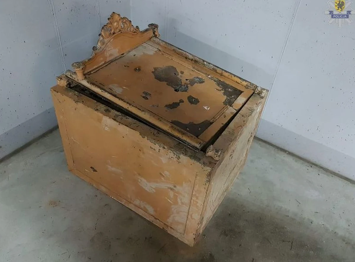 Policjanci z Gdańska zatrzymali dwóch mężczyzn, którzy ukradli zabytkowe tabernakulum z jednego z tamtejszych kościołów. Chcieli sprzedać łup na złomowisku. 