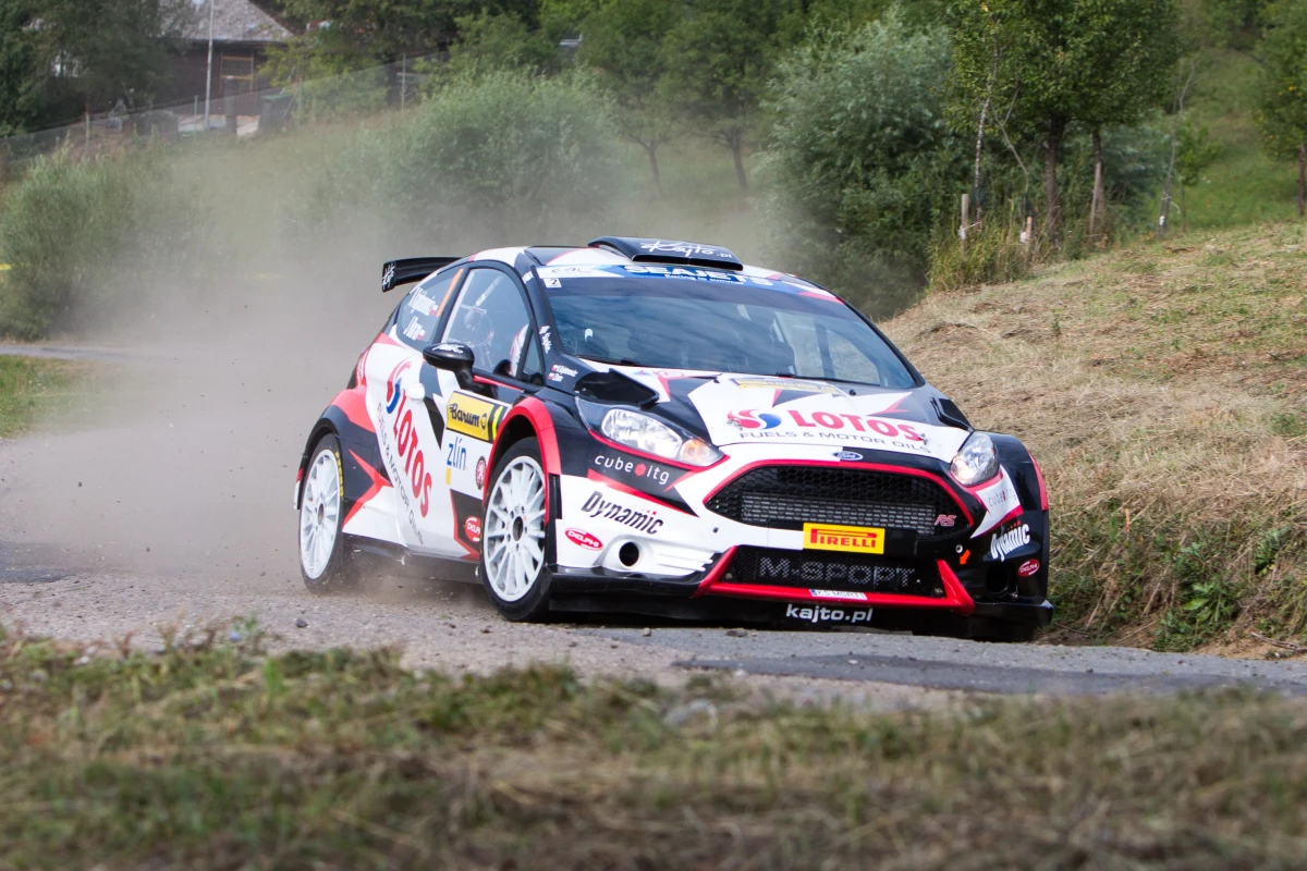 Mierząca 5,52 km próba St. Wendeler Land została rozegrana jako odcinek testowy przed 9. rundą Rajdowych Mistrzostw Świata (WRC), Rajdem Niemiec. Warunki pogodowe sprzyjały zawodnikom i kibicom, którzy tłumnie dopingowali swoich idoli w blasku słońca. Kajetan Kajetanowicz i Maciej Szczepaniak dokonali ostatnich poprawek ustawień swojego samochodu, uzyskując jednocześnie czasy w ścisłej czołówce WRC-2.