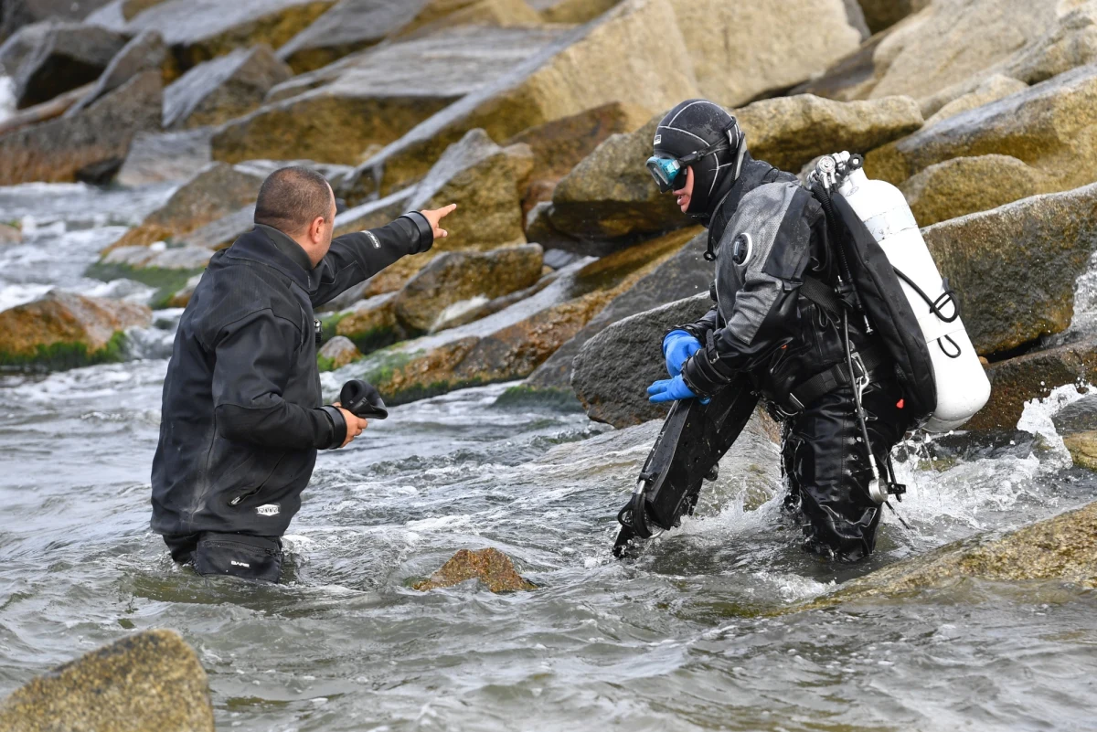 Mimo kilkukrotnego przeszukania falochronu w Darłówku Zachodnim nurkom nadal nie udało się odnaleźć ciał 11-latki i jej 13-letniego brata. Ratownicy zakończyli akcję na morzu. Decyzja o jej kontynuowaniu ma zapaść w piątek. Plaże nadal będą patrolować policjanci  - informuje reporterka RMF FM Aneta Łuczkowska. 