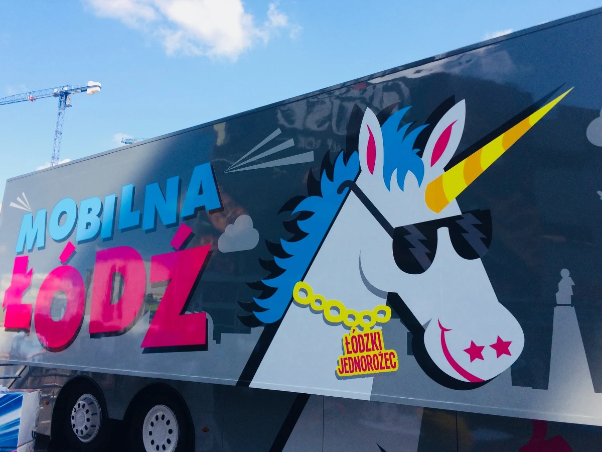 Jednorożec ruszył w Polskę, żeby promować Łódź nowoczesną, przyjazną i oferującą miejsca pracy. W konkurencji na symbol miasta jednorożec pokonał ulicę Piotrkowską, pomnik Kościuszki czy Manufakturę. 