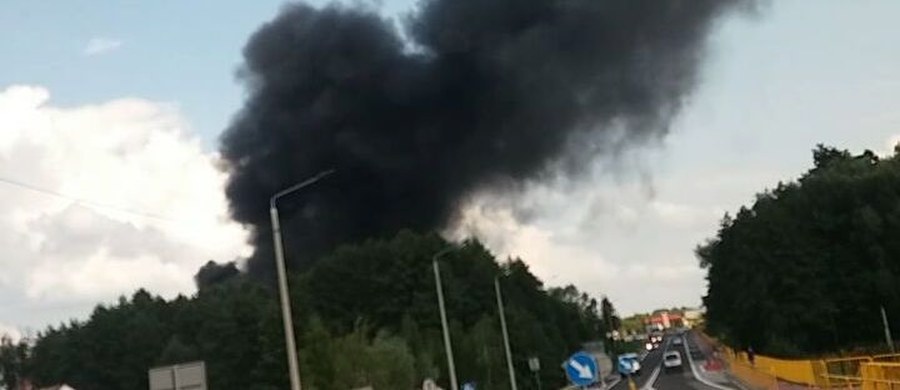 Duży pożar w Stopnicy w województwie świętokrzyskim. Pali się magazyn budowlany. Informację dostaliśmy na Gorącą Linię RMF FM.