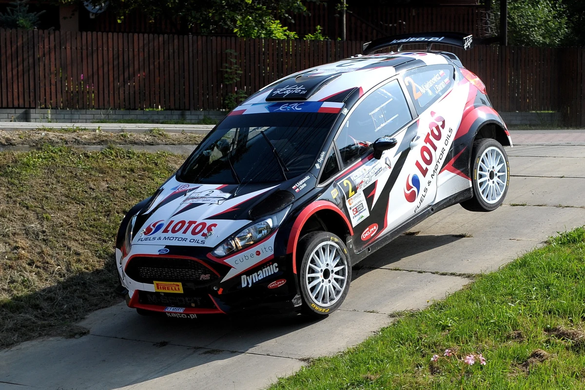 ​Estończyk Ott Tanak wygrał pierwszy odcinek specjalny Rajdu Niemiec, dziewiątej rundy mistrzostw świata. Dziewiąte miejsce zajął trzykrotny mistrz Europy Kajetan Kajetanowicz, tracąc do zwycięzcy 1,4 s. Drugi z polskich kierowców Łukasz Pieniążek był 17.