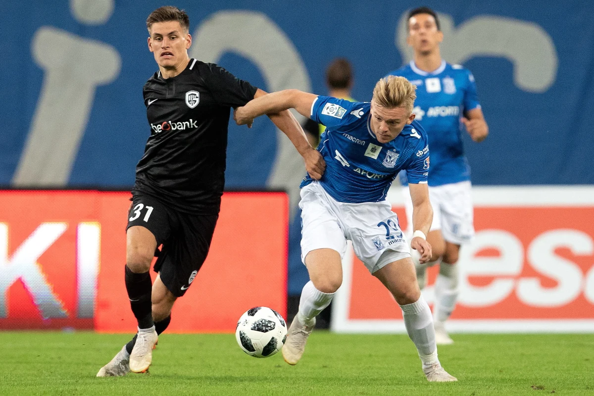 Piłkarze Lecha Poznań przegrali na własnym stadionie z KRC Genk 1:2 (0:2) w rewanżowym spotkaniu 3. rundy eliminacji Ligi Europejskiej i odpadli z rozgrywek. Pierwszy mecz Belgowie wygrali 2:0 i w ostatniej fazie eliminacji zmierzą się z duńskim IF Broendby. Z kwalifikacji Ligi Europejskiej po wyjazdowej porażce 1:3 z KAA Gent odpadli także piłkarze Jagiellonii Białystok. 