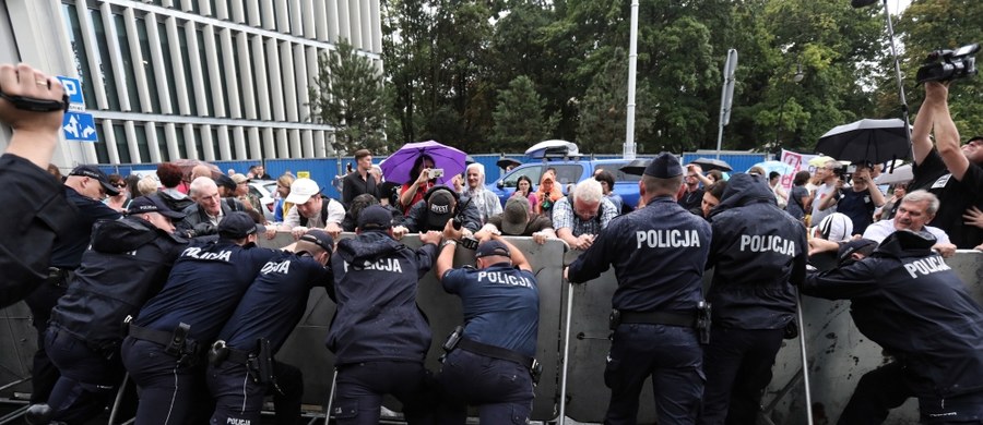 "Policja porządkuje bałagan z identyfikatorami po demonstracjach” – donosi "Rzeczpospolita”.  "Wszyscy policjanci będą nosić na mundurach naszywki z nazwiskiem lub numer identyfikacyjny. Wybór należy do nich samych” – czytamy w dzienniku.