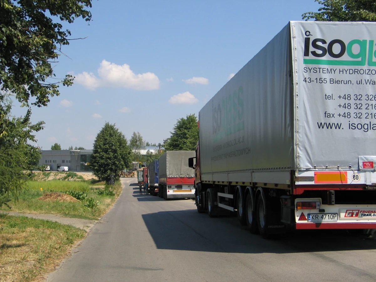 Kierowcy TIR-ów w całym kraju prowadzą strajk włoski. Jadą 10 kilometrów na godzinę wolniej od dopuszczalnej prędkości na danej trasie. W terenie zabudowanym – 40 km/h, a na autostradach i trasach szybkiego ruchu 69 km/h. O opinie na temat strajku zapytaliśmy uczestników ruchu drogowego.