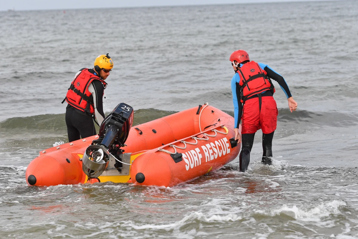 Zakończona w czwartek fiaskiem akcja poszukiwawcza w morzu dwojga rodzeństwa, które zaginęło 14 sierpnia w Darłówku, w piątek została wznowiona przez nurków.