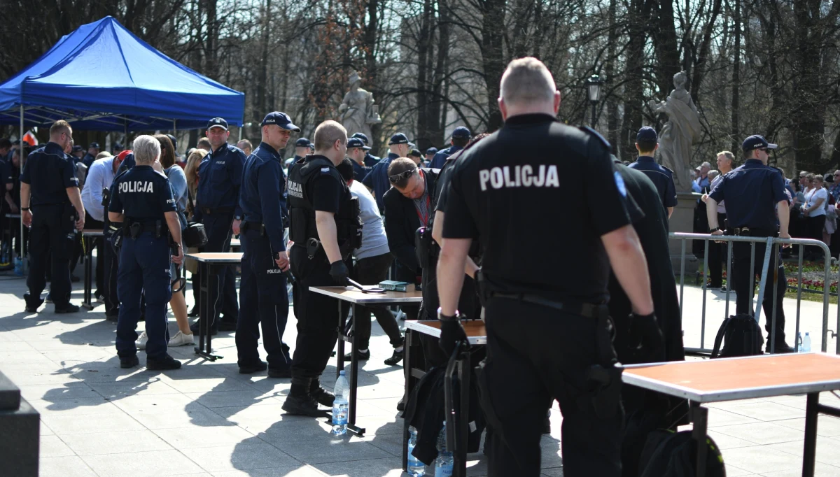 "Minister Jarosław Zieliński wystąpił do Pana Premiera Mateusza Morawieckiego z pismem o stosowne zwiększenie budżetu Policji” – poinformował Komendant Główny Policji Jarosław Szymczyk w piśmie rozesłanym do komend wojewódzkich. Jednocześnie polecił wstrzymanie wydatków osobowych niezaliczanych do uposażeń funkcjonariuszy. Chodzi o różnego rodzaju dodatki. 