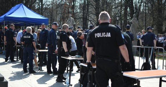 "Minister Jarosław Zieliński wystąpił do Pana Premiera Mateusza Morawieckiego z pismem o stosowne zwiększenie budżetu Policji” – poinformował Komendant Główny Policji Jarosław Szymczyk w piśmie rozesłanym do komend wojewódzkich. Jednocześnie polecił wstrzymanie wydatków osobowych niezaliczanych do uposażeń funkcjonariuszy. Chodzi o różnego rodzaju dodatki. 