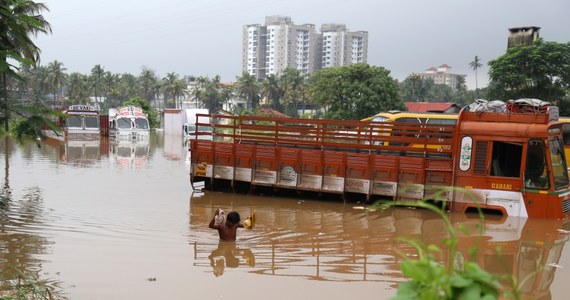 Co najmniej 164 osoby zginęły w powodziach i osunięciach ziemi spowodowanych przez deszcze monsunowe w stanie Kerala na południowym zachodzie Indii - wynika z piątkowego bilansu władz lokalnych. Ulewy powoli ustają.