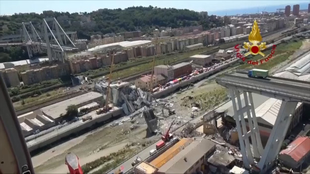 Służby porządkowe kontynuują zabezpieczanie terenu, w obrębie którego doszło do zawalenia mostu. Jak podają włoskie media - wciąż istnieje ryzyko zawalenia się pozostałej części obiektu. Według oficjalnych statystyk, w wyniku katastrofy zginęło 38 osób, a 15 zostało rannych.