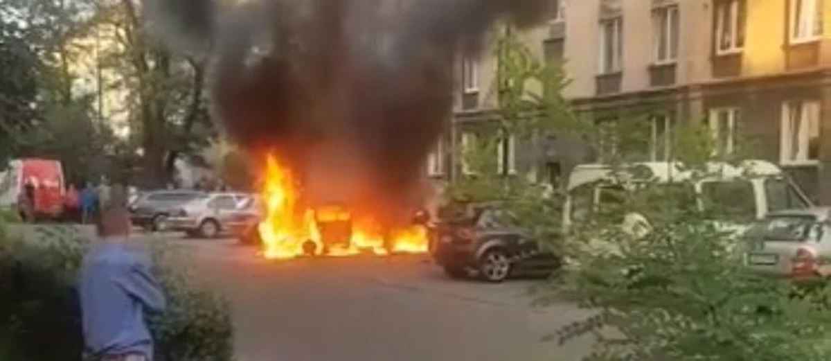 Samochód zaparkowany przed sklepem w Rybniku stanął w płomieniach. W aucie był w tym czasie 3-letni chłopiec. Z płomieni wyciągnął go ojciec. Obaj z poparzeniami zostali przewiezieni do szpitala. Do zdarzenia doszło w czwartkowy wieczór. Policja ustala okoliczności zdarzenia i zwraca uwagę, że choć na miejscu było wielu gapiów, prawie nikt nie chciał pomóc. "Część osób nagrywała tragedię telefonem zamiast podać pomocną dłoń" - poinformowała w piątek policja.