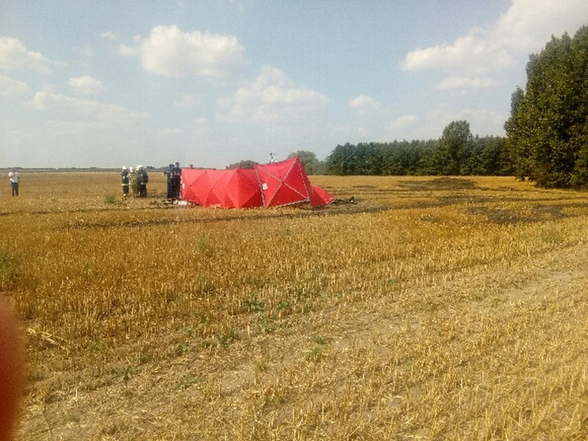 Katastrofa awionetki w Podrzewiu koło Szamotuł w Wielkopolsce. Nie żyje 44-letni pilot. Maszyna runęła na ziemię i niemal natychmiast stanęła w płomieniach.