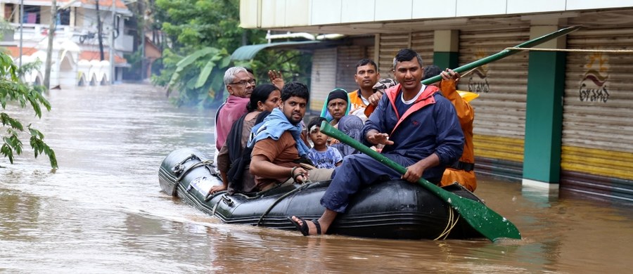 W powodzi i osunięciach ziemi w stanie Kerala na południowym zachodzie Indii zginęły już 324 osoby - oświadczyły w piątek władze lokalne. Wcześniej informowano o 164 ofiarach śmiertelnych.