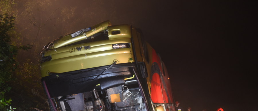 Na drodze krajowej nr. 28 w Leszczawie Dolnej autobus zjechał z drogi i spadł ze skarpy. Pojazdem podróżowały 54 osoby. Służby potwierdziły 3 ofiary śmiertelne.