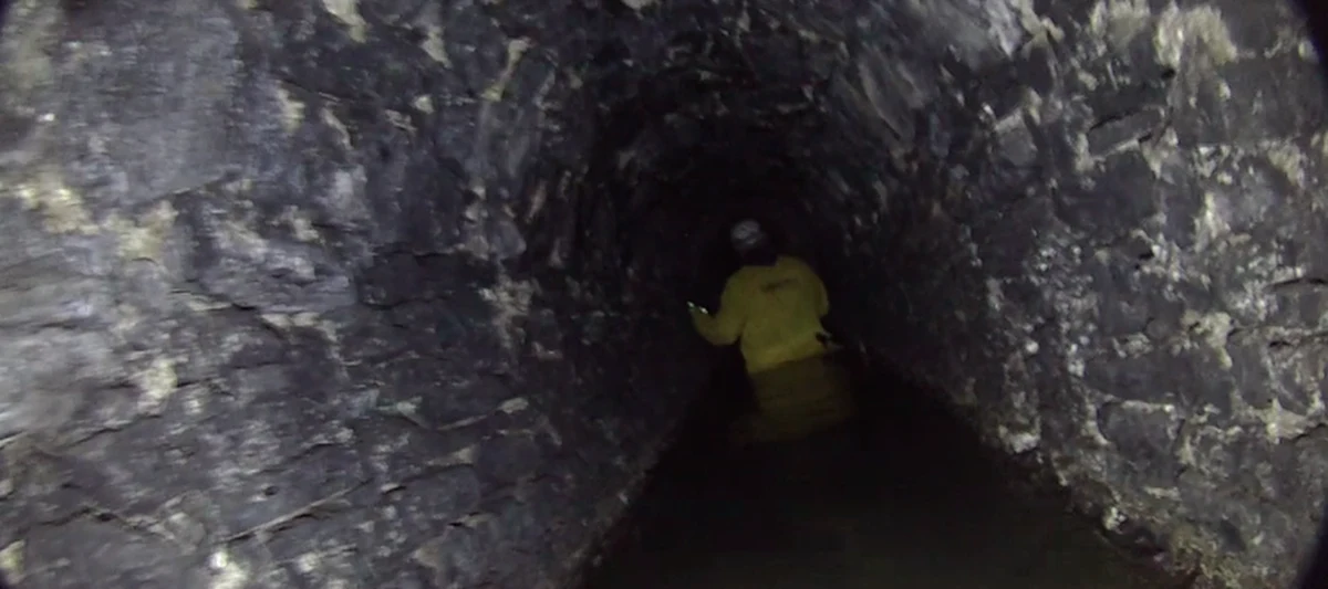 Mogą być ich setki w całej Polsce. Szacuje się, że tylko w Górach Sowich jest koło czterystu starych kopalni. Zapomniane, zamknięte od dziesięcioleci stanowią swoistą kapsułę czasu. Kiedyś przyciągały poszukiwaczy cennych kruszców. Dziś budzą zainteresowanie wśród eksploratorów i pasjonatów podziemnej turystyki. 
