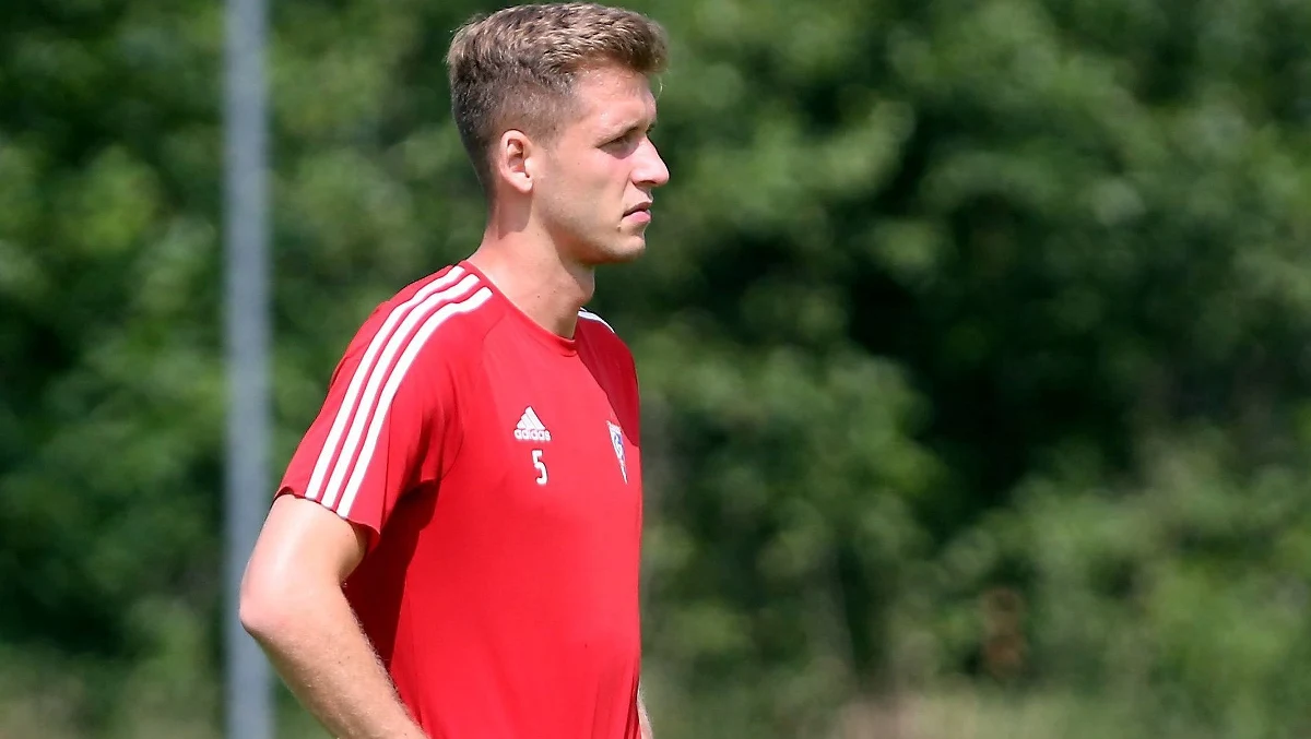 Jako nastolatek grał przeważnie we Włoszech. Tam też miał okazję podpisać pierwszy poważny kontrakt z Udinese. W zimowym okienku transferowym przyszedł na wypożyczenie do Górnika Zabrze, w którym rozegrał dobrą rundę. Po sezonie wrócił do Włoch i czekał na poważne oferty, jednak jego piłkarska kariera ponownie skierowała go do Zabrza. Mowa o Pawle Bochniewiczu, który rozegra dziś kolejny mecz w barwach Górnika przeciwko Lechii Gdańsk. O karierze 22-latka i aktualnej sytuacji w klubie rozmawiał z nim dziennikarz RMF FM Wojciech Marczyk