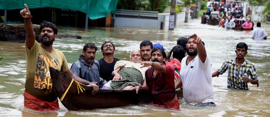 ​Tylko w ciągu ostatnich 10 dni w stanie Kerala w południowo-zachodnich Indiach w wyniku powodzi i osunięć ziemi zginęło prawie 200 osób. Od początku tegorocznego sezonu monsunowego, czyli od końca maja, zginęły w sumie 324 osoby. Region poniósł straty o wartości 2,8 mld dolarów. W sobotę na miejsce przyjechał premier Indii Narendra Modi.