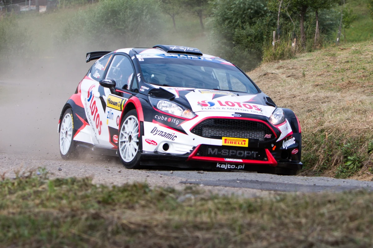 Trwa najdłuższy etap Rajdu Niemiec, dziewiątej rundy Rajdowych Mistrzostw Świata (WRC). Kajetan Kajetanowicz i Maciej Szczepaniak, którzy po wczorajszym dniu wystartowali jako czwarta załoga kategorii WRC-2, pną się w górę klasyfikacji. Reprezentanci LOTOS Rally Team po jedenastu próbach są wiceliderami zmagań, tracąc jedynie 22 sekundy do prowadzących. 