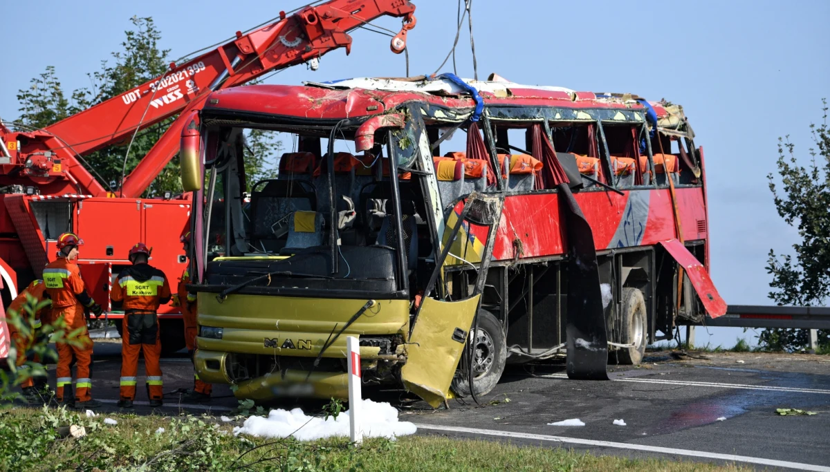 Ukraiński autokar, który miał wypadek w Leszczawie Dolnej na Podkarpaciu, jechał z przynajmniej dwukrotnie za dużą prędkością, dlatego wypadł z drogi - to ustalenia prokuratury. Autokar na drodze krajowej nr 28 między Przemyślem a Sanokiem przebił barierę energochłonną i uderzył w stojący na zakręcie drewniany krzyż, a następnie przekoziołkował i stoczył się ze skarpy. Zginęły 3 osoby, a 18 jest rannych. Wśród ofiar wypadku nie ma dzieci.
