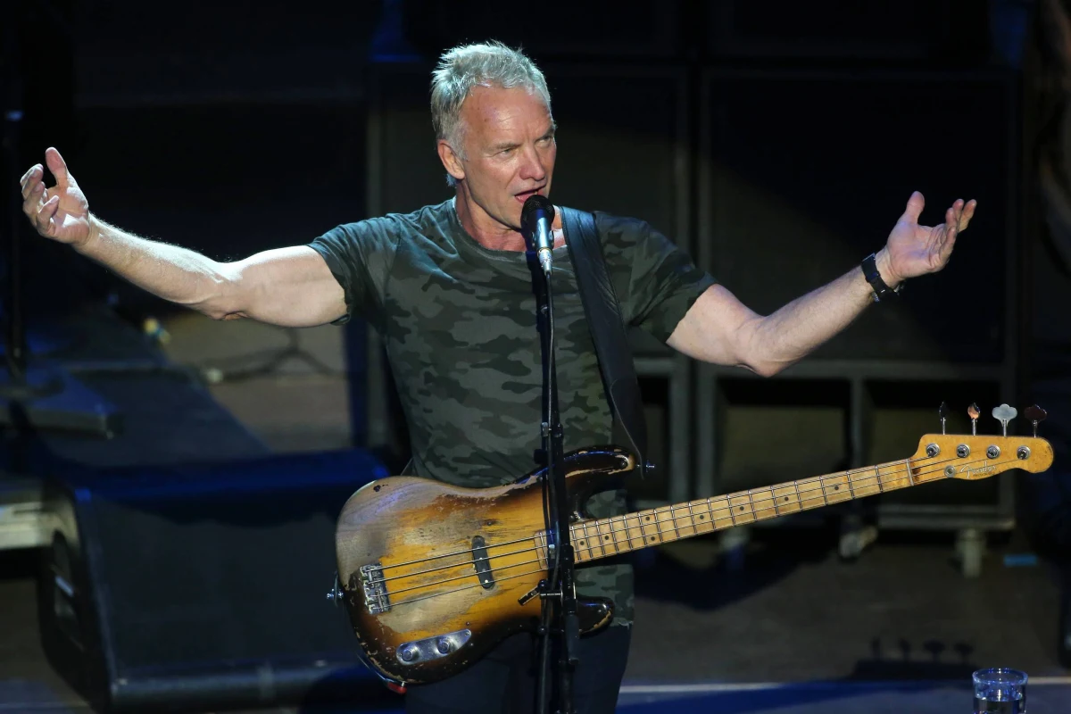 Sting odwiedził w sobotę w Toskanii, gdzie ma posiadłość, protestujących przeciwko zwolnieniom robotników z przeznaczonych do zamknięcia zakładów stalowych, którzy urządzili pikietę przed bramą. Artysta wyraził solidarność z załogą i śpiewał dla niej.