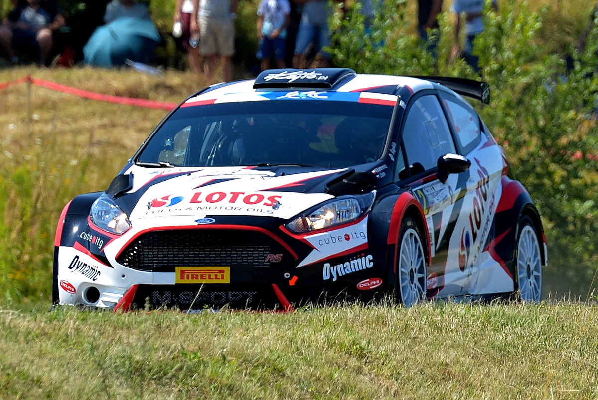 Piętnasty odcinek specjalny zakończył trzeci dzień zmagań w Rajdzie Niemiec, 9. rundzie Rajdowych Mistrzostw Świata. Był to bardzo udany etap dla Kajetana Kajetanowicza, który debiutuje w tych zawodach. Trzykrotny Rajdowy Mistrz Europy kończył odcinki w czołówce tabeli wyników kategorii WRC-2 i na koniec dnia plasuje się zaledwie 7,8 sekundy za liderem. Pilotowany przez Macieja Szczepaniaka kierowca LOTOS Rally Team zajmuje aktualnie 4. pozycję, do podium brakuje mu niespełna 2 sekund. Zacięta rywalizacja "o długość zderzaka" powoduje, że jutro jeszcze wszystko może się zdarzyć.