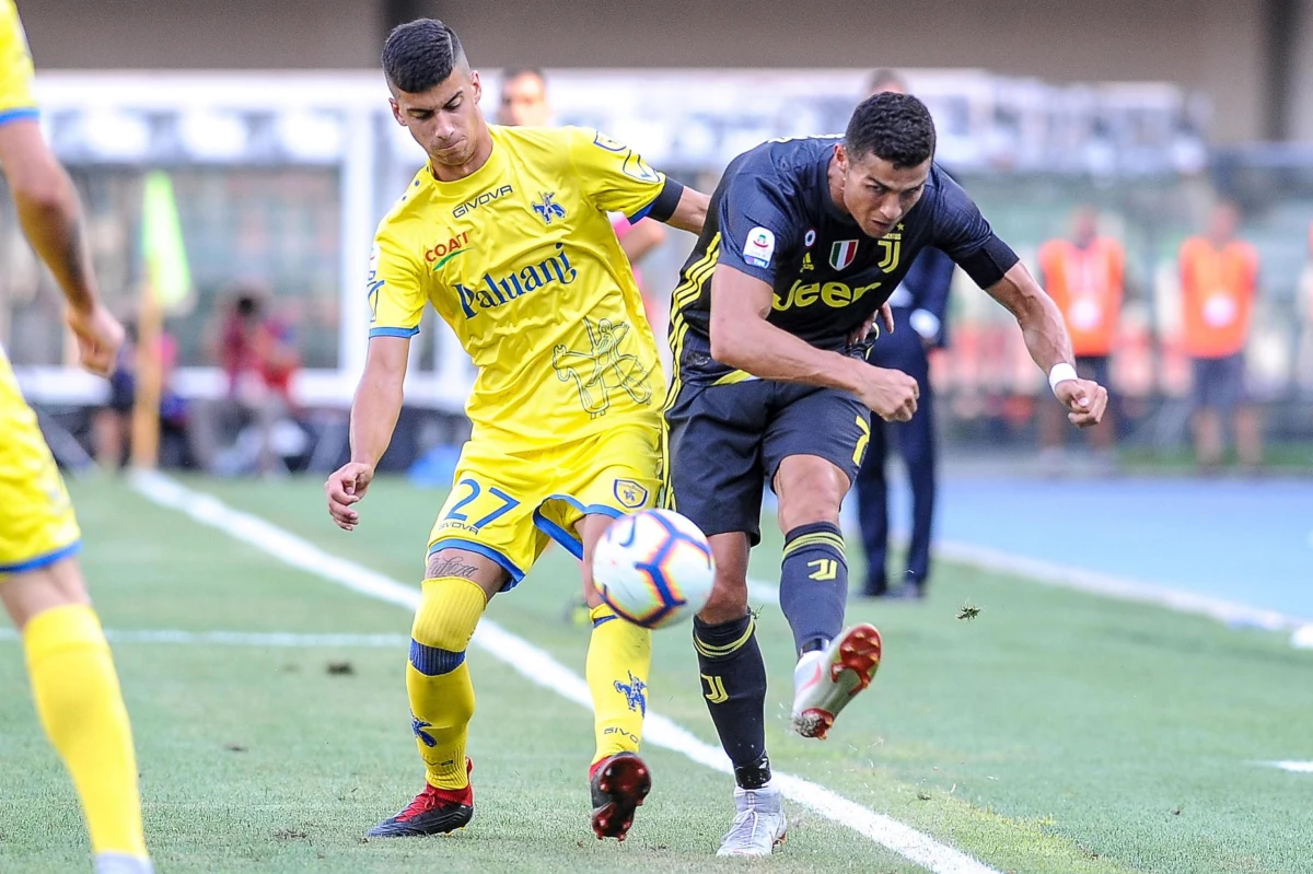 ​Mariusz Stępiński zdobył bramkę dla Chievo Werona, ale jego zespół przegrał u siebie z broniącym tytułu Juventusem Turyn 2:3 w inauguracyjnej kolejce włoskiej ekstraklasy. W ekipie gości zadebiutował Cristiano Ronaldo, a w bramce stał Wojciech Szczęsny. 23-letni Stępiński grał do 66. minuty. Kiedy był zmieniany, jego zespół prowadził jeszcze 2:1.