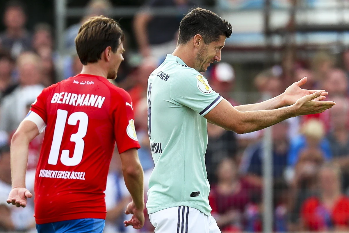 Robert Lewandowski zdobył bramkę, a jego Bayern Monachium pokonał na wyjeździe czwartoligowy SV Drochtersen/Assel 1:0 (0:0) w 1. rundzie Pucharu Niemiec. W sobotę niespodziewanie odpadł broniący trofeum Eintracht Frankfurt.