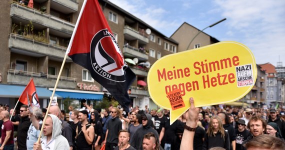 ​Co najmniej jeden policjant został w sobotę ranny w Berlinie, gdzie około pięciuset antyfaszystowskich działaczy starło się z podobną liczbą neonazistów, którzy obchodzili 31. rocznicę samobójczej śmierci w tamtejszym więzieniu Rudolfa Hessa.