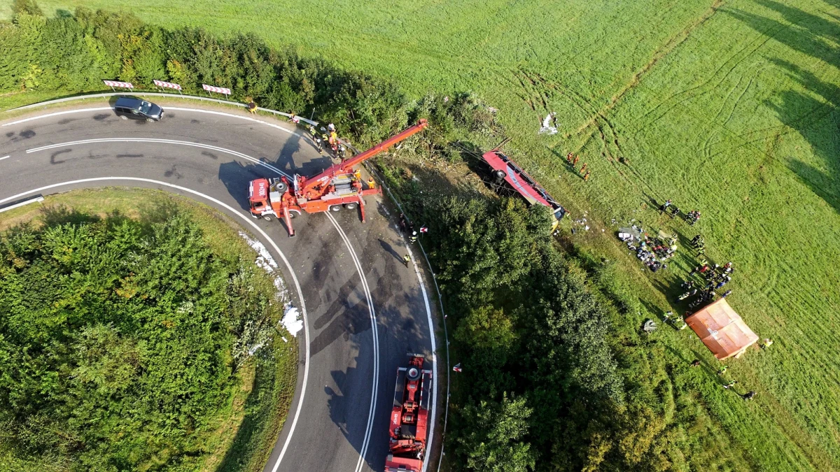 Dziś ma zostać przesłuchany 42-letni Mykoła Ł. - kierowca autokaru, który miał wypadek w Leszczawie Dolnej na Podkarpaciu. Mężczyzna ma też usłyszeć zarzut sprowadzenia katastrofy w ruchu lądowym.