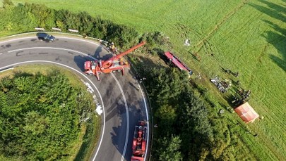 Tragiczny wypadek autokaru na Podkarpaciu. Kierowca ma dziś usłyszeć zarzut