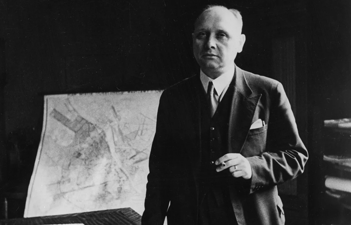 Julian S. Kulski, wieloletni współpracownik i przyjaciel legendarnego prezydenta stolicy Stefana Starzyńskiego i wojenny prezydent Warszawy nagrodzony za ratowanie Żydów. Odznaczenie From the Depths im. Mosberga dla Sprawiedliwych Kulski dostał za wystawienie tysiącom polskich żydów fałszywych dowodów tożsamości, które umożliwiły im przetrwanie Holocaustu. "Ojciec był nieznanym bohaterem, bo podczas okupacji komunistycznej nie można było tego okazać" – mówi o wojennych dokonaniach swojego ojca powstaniec warszawski, major Julian E. Kulski.